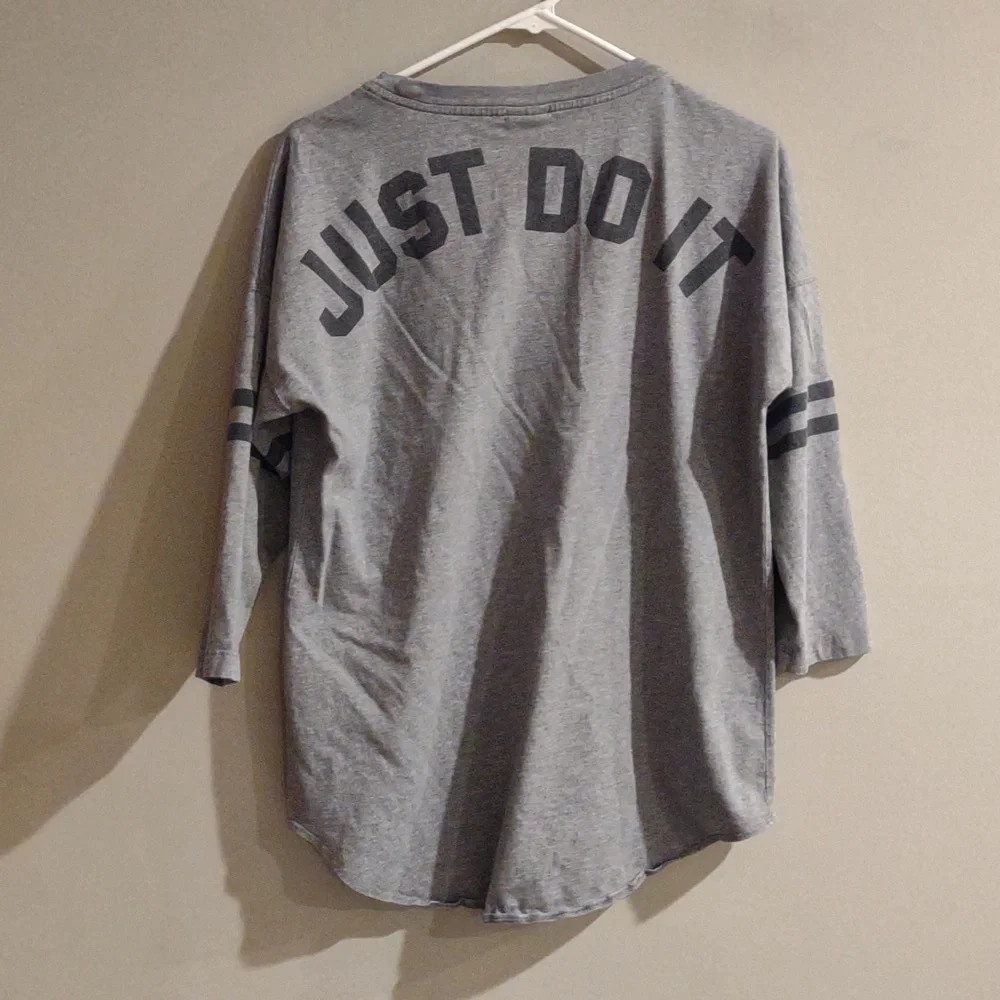 Vintage Nike Women's Medium 3/4‎ Sleeve Gray Graphic Tee